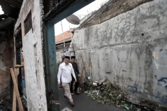 Suswono Siap Tata Ulang Pemukiman Bidara Cina Usai Kebakaran
